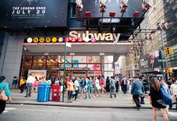 Ingresso della stazione di Times Square a New York, Stati Uniti. L'affollato ingresso di una delle più importanti stazioni della linea metropolitana della città 119607622