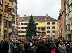 Innsbruck il Mercatino sotto al Golden Dachl, il celebre Tettuccio d Oro