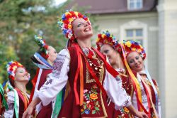 International Folklore Festival a Plovdiv: ragazze con il tradizionale costume bulgaro