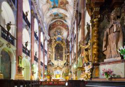 Interno della Basilica di San Giacomo a Praga. Sul soffitto di questa chiesa pende un'attrazione un pò horror: un braccio umano mummificato, che la tradizione vuole essere quello ...