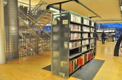 Interno della Biblioteca di Tromso, Norvegia