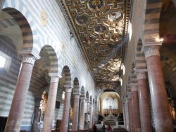 L'Interno a tre navate del Duomo di Volterra, notare il pregevole soffitto a cassettoni della navata centrale - © Giovanni Mazzoni (Giobama)