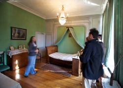 Interno della Maison Charles de Gaulle a Lille, nel nord est della Francia. Turisti in visita al museo dedicato al generale De Gaulle, presidente della repubblica francese dal 1959 al 1969 - Lille ...