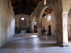 Interno del Monasterodi  San Nicola a Castro dei Volsci Lazio. Gli affreschi sulle pareti sono di epoca medievale, la chiesa venne eretta intorno all'anno mille - © www.comune.castrodeivolsci.fr.it/ ...