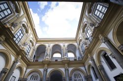 Cortile interno del Palazzo Sant'Elia di Palermo, Sicilia. La residenza aristocratica nacque nel Settecento su un preesistente edificio del CInque-Seicento e nei secoli fu usata per le funzioni ...