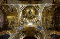 Interno della chiesa della Martorana di Palermo, Sicilia, fondata nel 1143. I grandiosi mosaici bizantini qui contenuti sono i più antichi di tutta l'isola. Quello della cupola rappresenta ...
