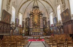 Interno della chiesa Sint Annakerk, Bruges - Edificata nel XVII secolo in stile gotico, la chiesa dedicata a Sant'Anna comprende al suo interno un ricco arredo fra cui spiccano la tribuna ...