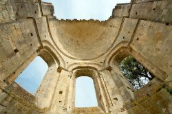 Interno della storica abbazia di Sauve-Majeure, in rovina. che si trova nei pressi di Bordeaux in Francia - © Stephane Bidouze / Shutterstock.com