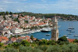 il porto di Hvar sull'isola di Lesina in Dalmazia (Croazia) - © Milos4U / Shutterstock.com