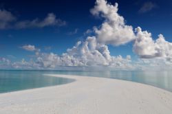 Isola di Kuramathi, Atollo di Rasdhoo, Maldive. La punta occidentale di questa isola corallina, in corrispondenza del resort Blu Lagoon, è costituita da una "fiamma" di sabbia ...