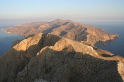 L'isola di Anafi al tramonto, vista dall'alto: ci troviamo nell'arcipelago delle Cicladi in Grecia - © marco de poulo / Shutterstock.com