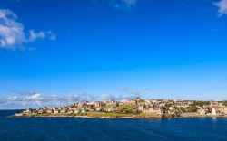 Isole shetland, Scozia: tempo sereno a Lerwick, il porto più importante dell'arcipelago, con collegamenti con le orcadi, i porti scozzesi, ma anche con le Faer Oer, l'Islanda ...