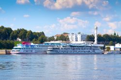 Veduta sul porto fluviale di Yaroslavl, Russia  - Situata su un alto colle nel punto in cui il Volga sembra piegarsi ad angolo acuto unendosi al fiume Korosl, la città possedeva ...