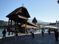 il Kapellbrucke di Lucerna: il famoso ponte stradale di legno, il più antico d'Europa, uno dei ponti più belli del mondo!