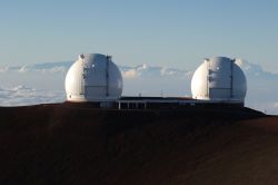 Keck I e Keck 2 sono due telescopi dell'osservatorio di Mauna Kea, sull'omonimo vulcano dell'Isola di Hawaii, nel bel mezzo del Pacifico. La location è perfetta per un osservatorio ...