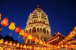 Temple Kek Lok Si: il tempio decorato con lanterne durante il capodanno cinese si trova a Penang in Malesia - © Goh Chin Heng / Shutterstock.com