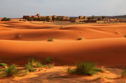 Una Khasba Fortificata vicino a Merzouga: qui sitrovano le celebri dune sabbia dell'Erg Chebbi uno dei mari di sabbia più noti del Marocco - © Marcel Baumgartner / Shutterstock.com ...