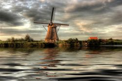 Kinderdijk, Olanda: un tipico mulino a vento fotografato in una giornata con il cielo nuvoloso.
