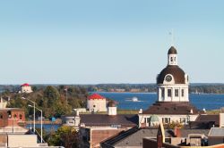 Kingston, capitale della Giamaica. Municipio, le "torri martello" e la Wolf Island - @ Eric Ferguson /  iStockphoto 