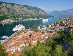 Kotor, fiordo delle Bocche di Cattaro, Montenegro. E' un paesaggio carsico quello dell'interno di Cattaro dove laghetti isolati e tratti di foresta ospitano monasteri incassati nella ...