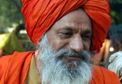 Kumbh Mela, il festival più grande del mondo: un uomo Sadhu con turbante - Foto di Giulio Badini / I Viaggi di Maurizio Levi