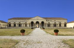 L'elegante Palazzo Te (qui è raffigurata la Loggia d'Onore) si trova nella periferia ovest di Mantova, Lombardia - © Antonio Abrignani / Shutterstock.com