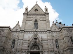 La Cattedrale di Napoli il Duomo dell'Assunta, che fu completato da Roberto d'Angiò - © Cardaf / Shutterstock.com