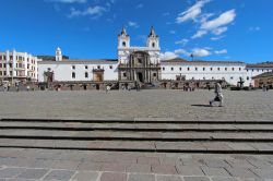 La grande piazza di San Francesco e l'omonima chiesa a Quito, capitale dell'Ecuador, nella parte occidentale delle Ande - © Stephen B. Goodwin / Shutterstock.com