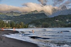 La spiaggia nera di Point Venus a Tahiti, in Polinesia Francese. Fu qui che James Cook tentò in vano di ammirare il transito di Venere sul disco del sole