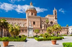 La Cattedrale normanna di Palermo in una bella giornata di sole. Consacrata alla Vergine Maria nel VII secolo, presa dai Mori e trasformata in moschea, quindi riconvertita a chiesa cristiana ...