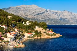 La Costa Dalmata nei pressi di Spalato, Croazia, lambita da un Adriatico blu intenso e incorniciata dalle montagne - © anshar / Shutterstock.com