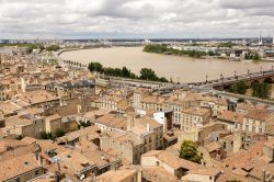 La Garonne ed i tetti del centro di Bordeaux ...