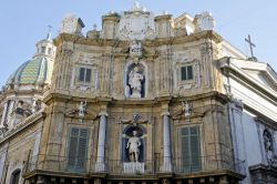 La piazza dei Quattro Canti è una piazza barocca di Palermo (Sicilia) dalla caratteristica forma ottagonale, conosciuta anche come Ottagono del Sole o Teatro del Sole. Il nome vero, a ...