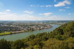 La Valle del Reno vicino a Coblenza. Nella storica città della Renania-Palatinato, avviene la confluenza del grande fiume con la Mosella, praticamente ad una novantina di km dal confine ...