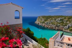 Cala en Porter si trova sulla costa sud-est di Minorca, a 11 km da Alaior, incastonata tra le alte falesie rocciose di Esclafat e Ponent, che si tuffano a picco nel mare turchese - © Pawel ...