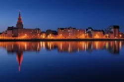La banchina del fiume Daugava a Riga in Lettonia. Il fiume principale della regione nasce dalle colline di Valdai e quando raggiunge la capitale sfocia in mare, nel centro del Golfo di Riga ...