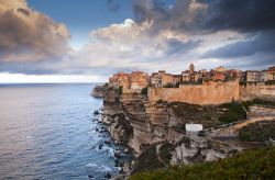 Bonifacio, Corsica del Sud: il borgo medievale è abbarbicato alla scogliera come un prolungamento del paesaggio e si allunga verso il mare. Quando soffia il vento e le nuvole corrono ...