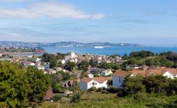 La costa di Torquay fotografata da Paignton, Inghilterra - Oltre ad alcuni interessanti testimonianze storiche e artistiche, Torquay è apprezzata dai turisti per il suo paesaggio naturale ...