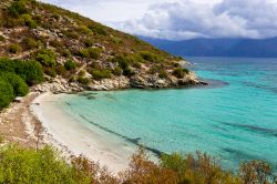 Mare e monti: il paesaggio incontaminato della Corsica del nord - il Desert des Agriates, territorio nel nord ovest della Corsica, racchiude in sè un miscuglio di elementi naturali davvero ...
