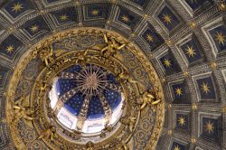 Interno della Cattedrale di Siena: la cupola fu decorata con cassettoni a fondo blu e stelle dorate tra il 1481 e il 1494, ha base dodecagonale e quando venne costruita era tra le più ...