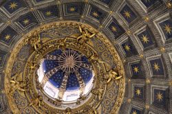 Interno della Cattedrale di Siena: la cupola ...