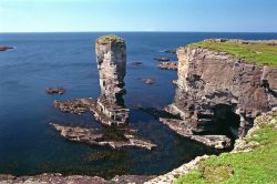 La grande colonna di roccia, "il vecchio uomo di Hoy" si trova alle Orcadi, al largo della Scozia settentrionale - © Bill McKelvie / Shutterstock.com