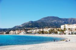 La grande spiaggia di sabbia frammista a  ciottoli di Mentone, sulla Costa Azzurra in Francia - © MagSpace / Shutterstock.com