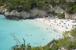 Cala Mitjana, lungo la costa meridionale di Minorca (Baleari, Spagna), è una spiaggia di sabbia bianca comodamente raggiungibile in auto, mediante la strada che unisce Ferreries a Cala ...
