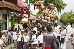 La parata chiamata Ngrupuk a Bali: in processione la particolare statua di Ogoh-Ogoh - © saiko3p / Shutterstock.com 