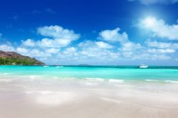 La spiaggia di Anse Lazio il gioiello di Praslin alle Seychelles. Bordata da un mare spettacolare questa spiaggia è caratterizzata sia delle acque turchesi tra le più belle dei ...