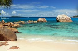 La spiaggia e il mare di Anse Lazio a Praslin ...