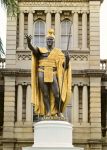 La statua del Re Kamehameha a Honolulu. La città è il centro economico della isola di Oahu alle  Hawaii (USA)  - © guynamedjames/ Shutterstock.com