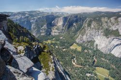 La valle e le rocce granitiche di Yosemite, il Parco Nazionale della California, uno dei più famosi degli USA - © Radoslaw Lecyk / Shutterstock.com
