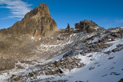 La vetta del Mount Kenya, il grande vulcano della Rift Valley in Africa. Le rocce aguzze indicano una forte erosione, che fu compiuta da una grande calotta glaciale che ha avvolto la montagna ...